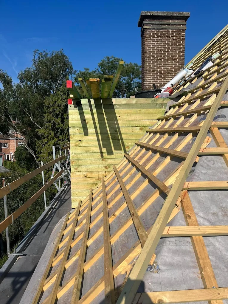 Réfection de toiture en cours : liteaux, isolation et souche